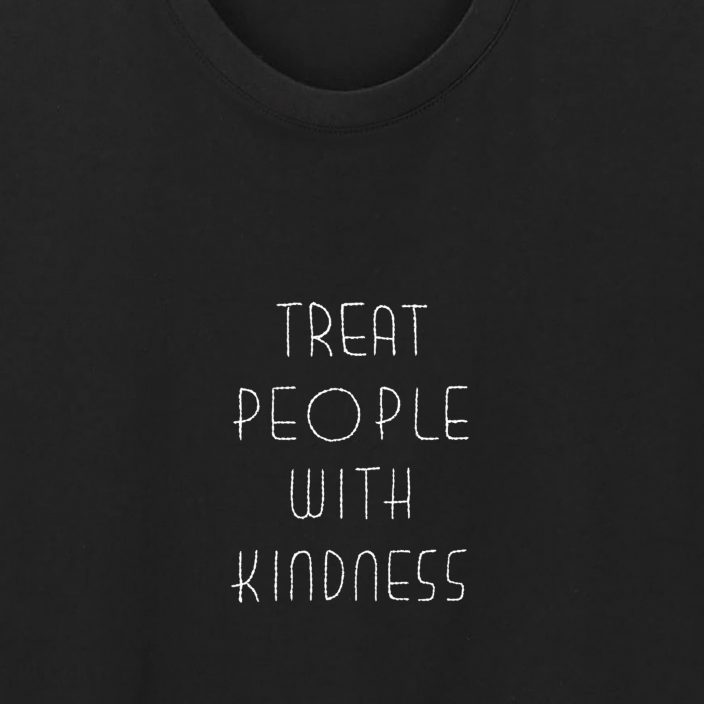 Camiseta Bordada Treat People With Kindness