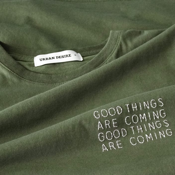 Camiseta Bordada Good Things Are Coming