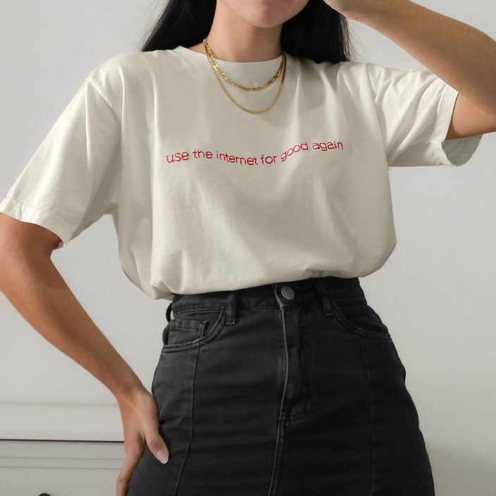 Camiseta Bordada Use The Internet – M